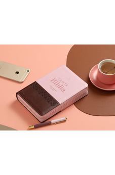 Image of Biblia RVR 1960 Letra Gigante Tricolor Café Rosa Mariposas Símil Piel con Índice y Cierre