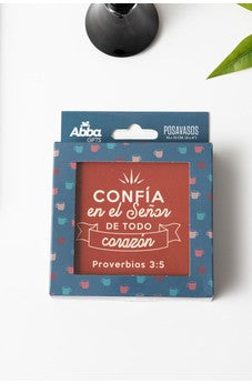 Pack de 6 posavasos con versículos bíblicos. Vintage Pack de 6 posavasos en caja a todo color. Cada posavasos lleva un versículo y un diseño diferente. Tamaño de cada posavasos: 100x100 mm.